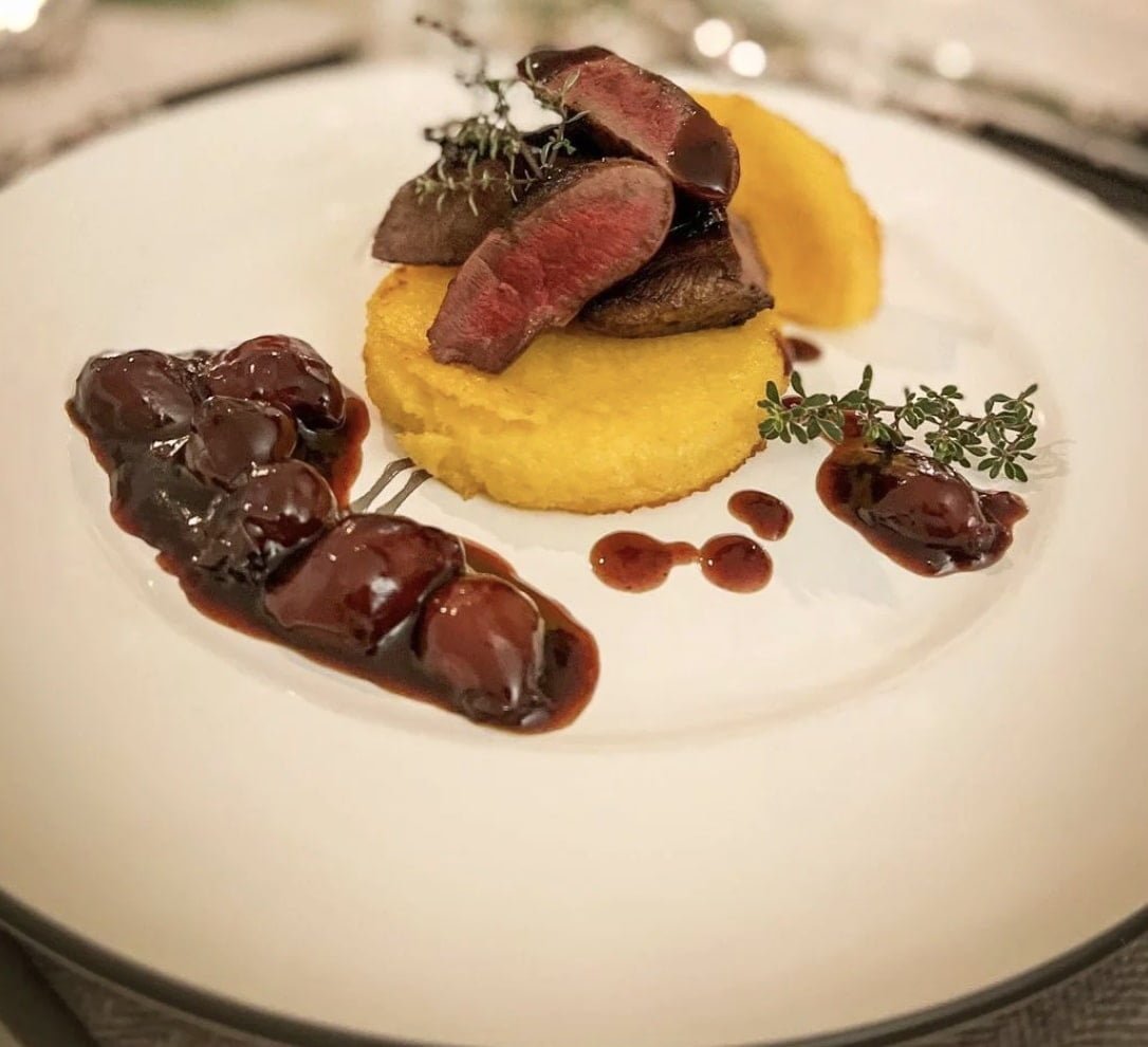Pigeon cuit rosé au vin de myrte/porto, polenta d'Olives.